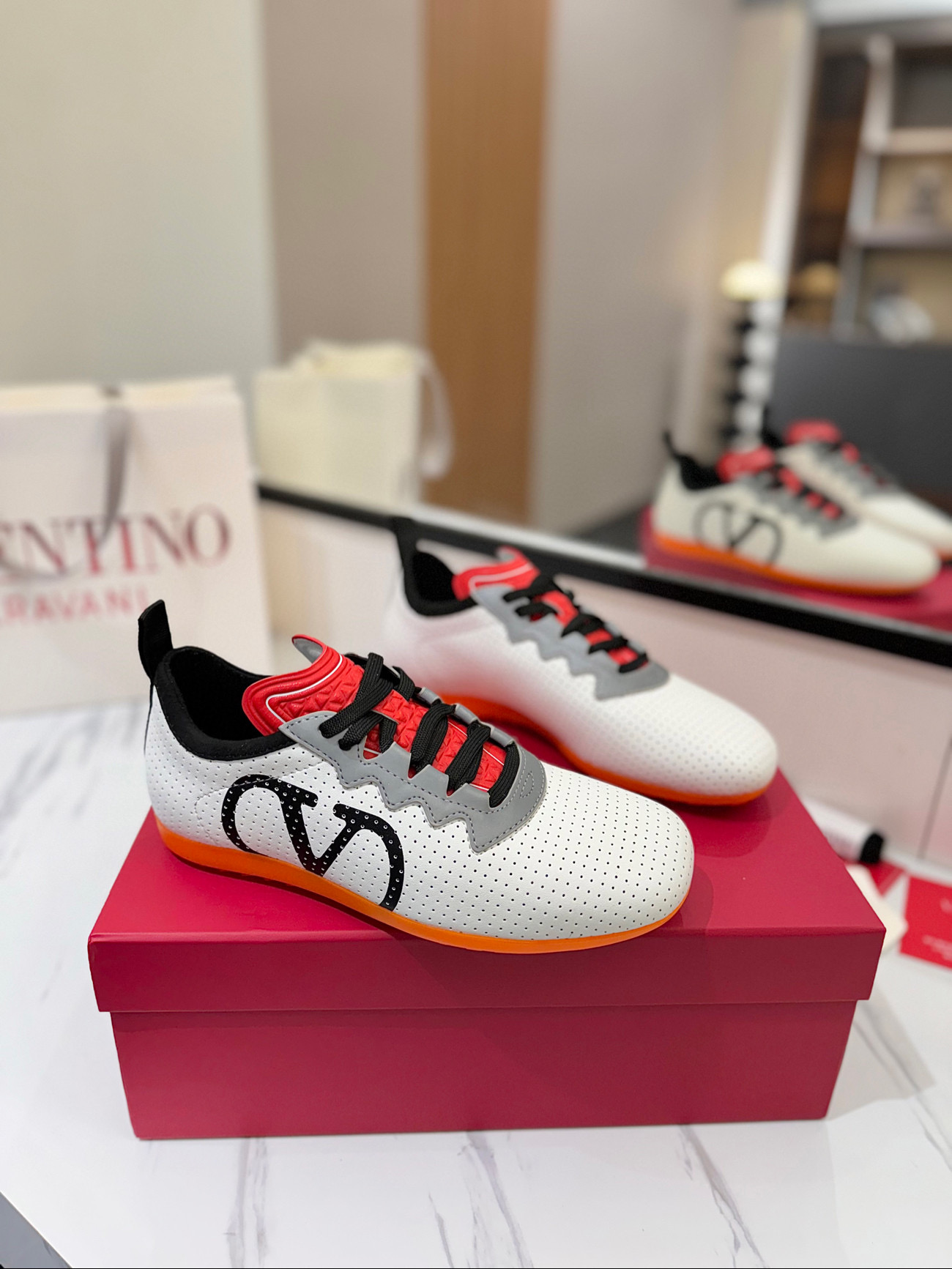 발렌티노 남녀공용 스니커즈 신발 운동화