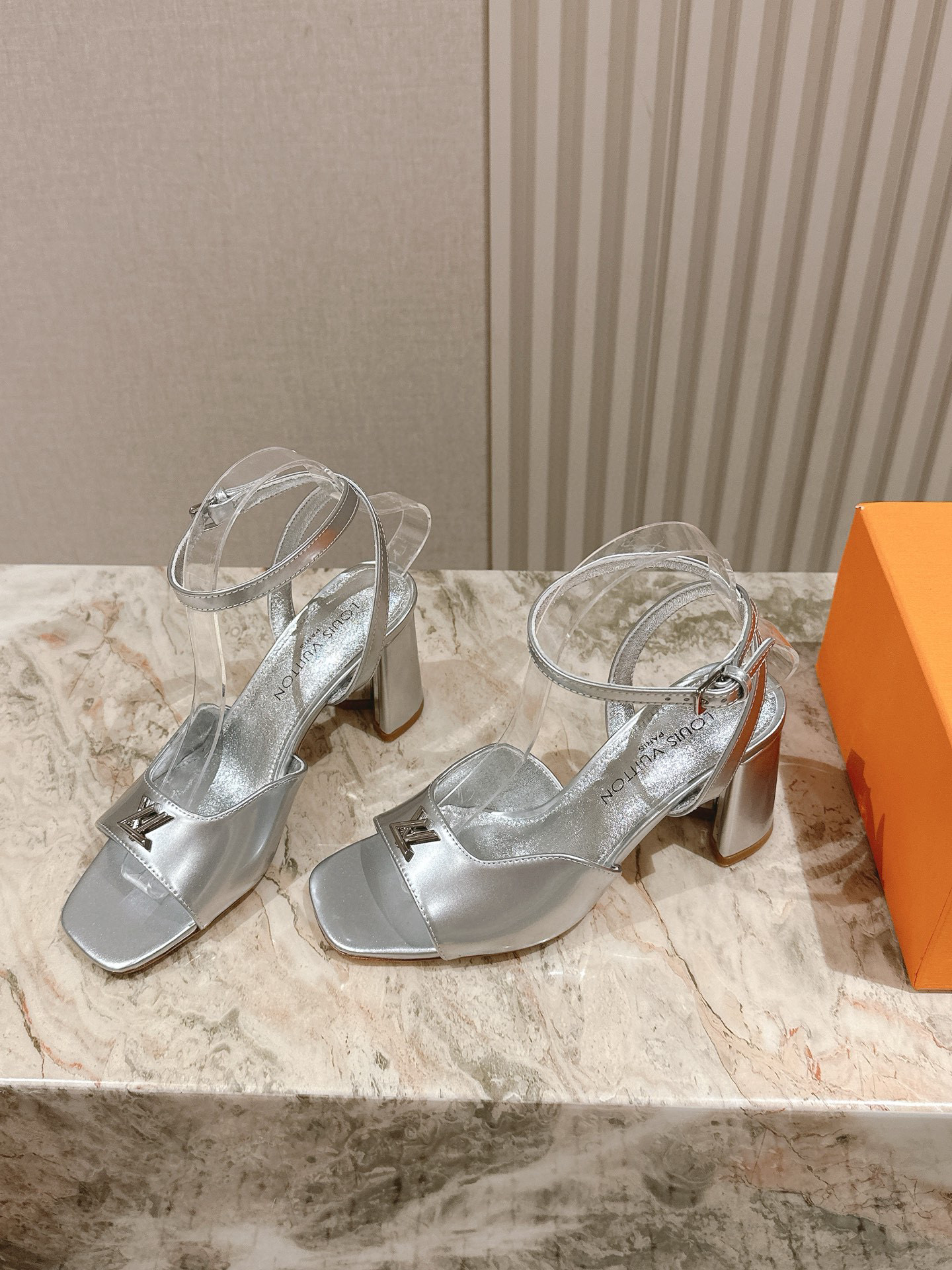 루이비통 여자 샌들 8.5cm