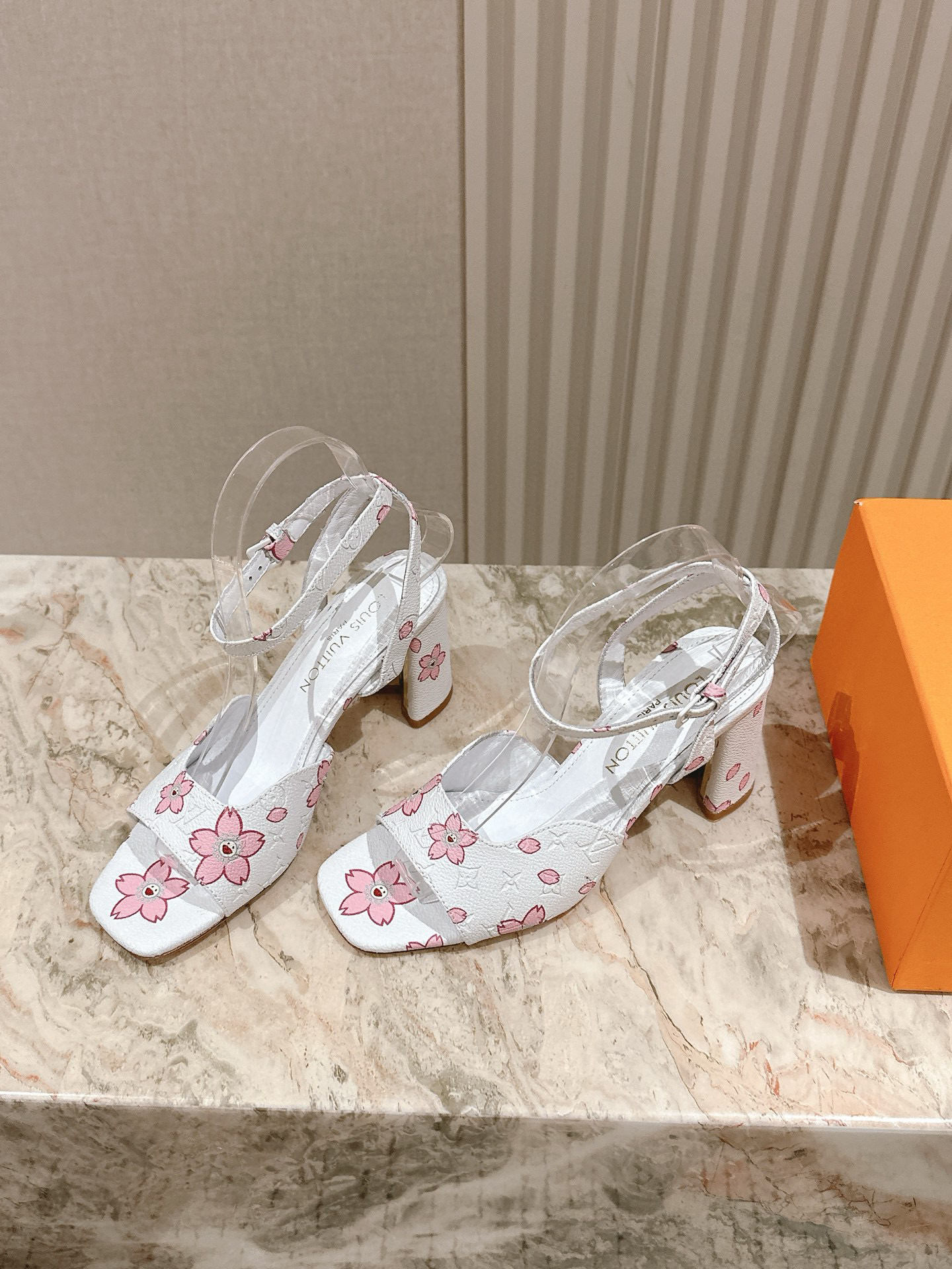 루이비통 여자 샌들 8.5cm