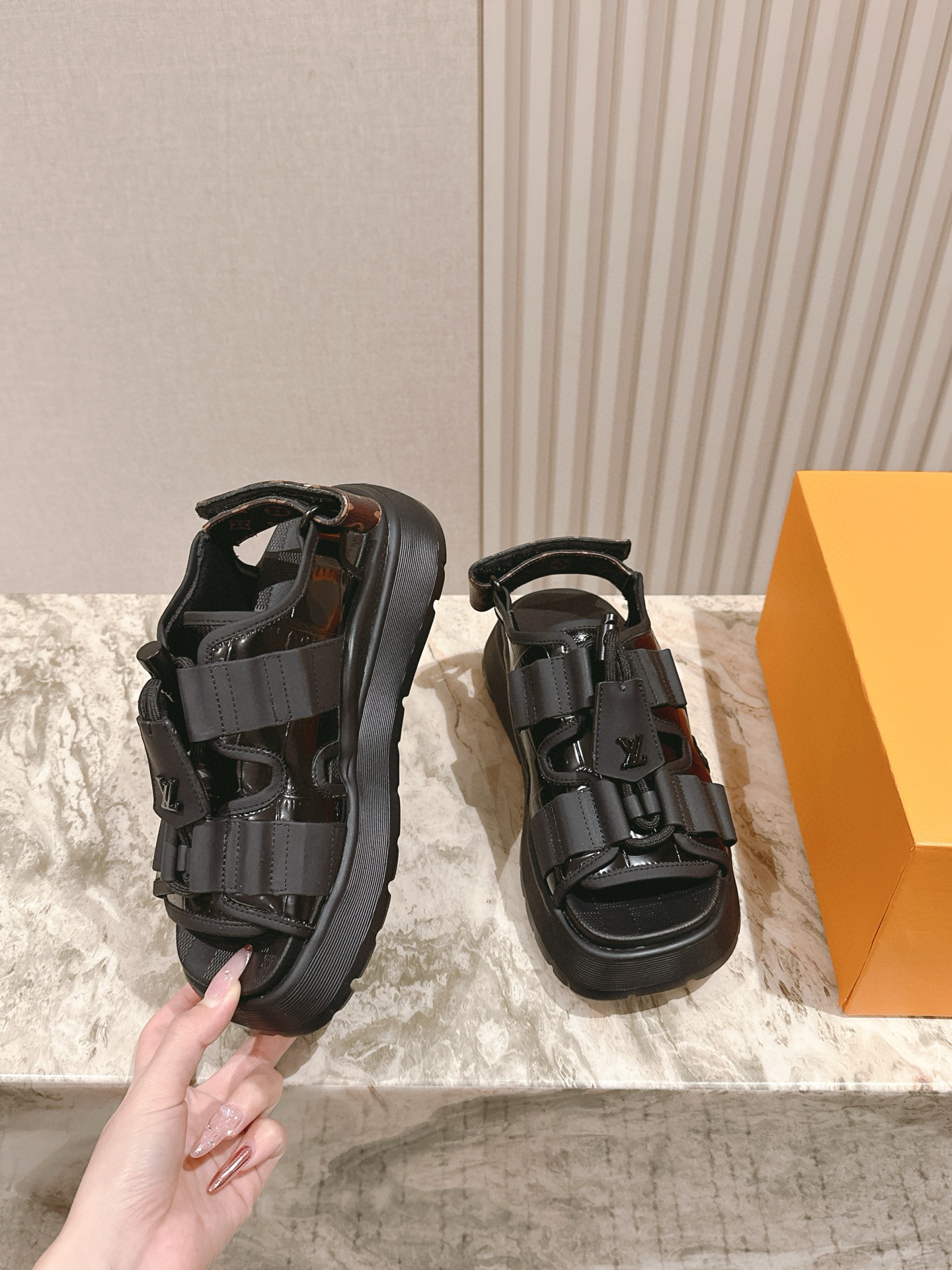 루이비통 여자 샌들 7.5cm