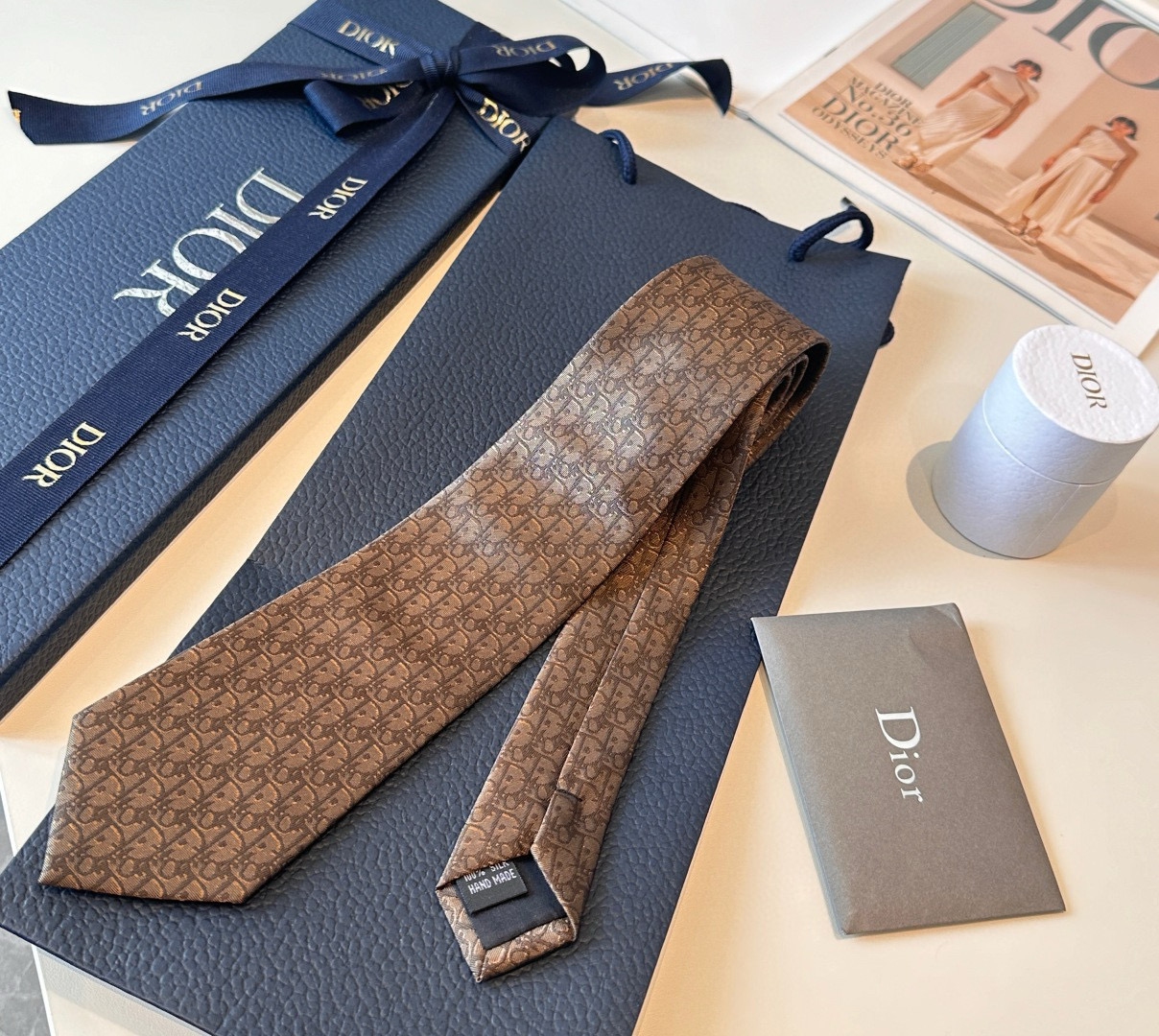 디올 넥타이