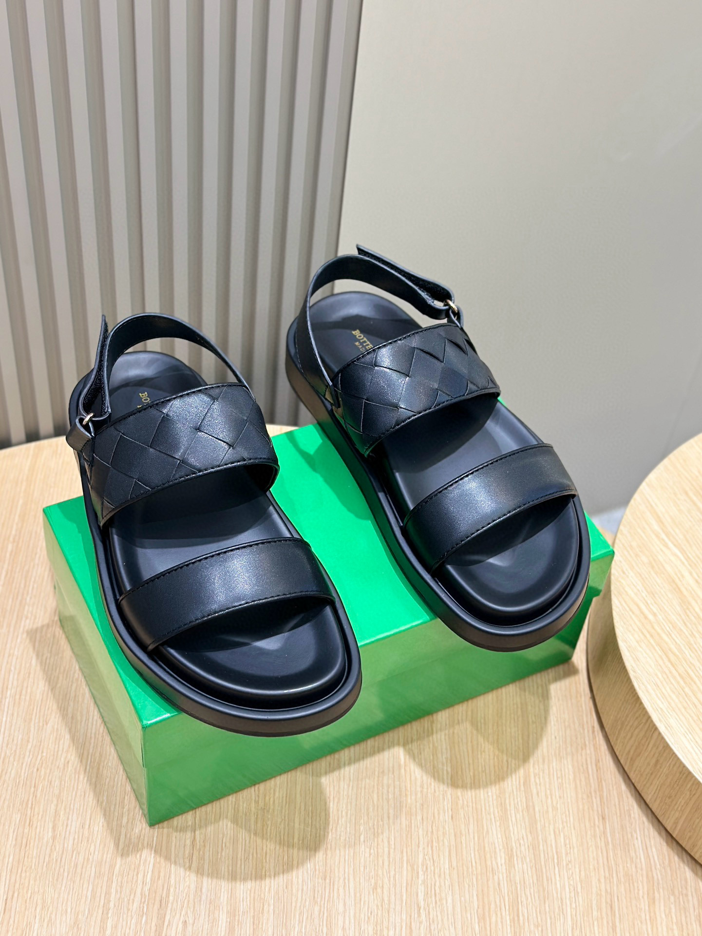 보테가베네타 남자 샌들