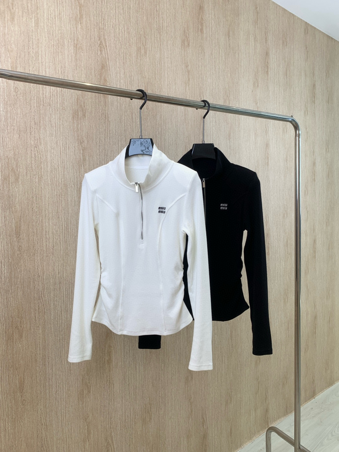 미우미우 2컬러 여자 후드티 맨투맨